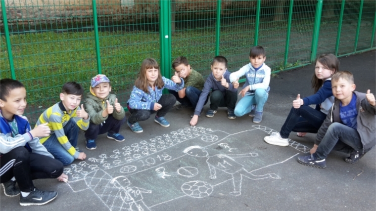 В пришкольных лагерях города прошел конкурс рисунков на асфальте «Футбол объединяет мир»