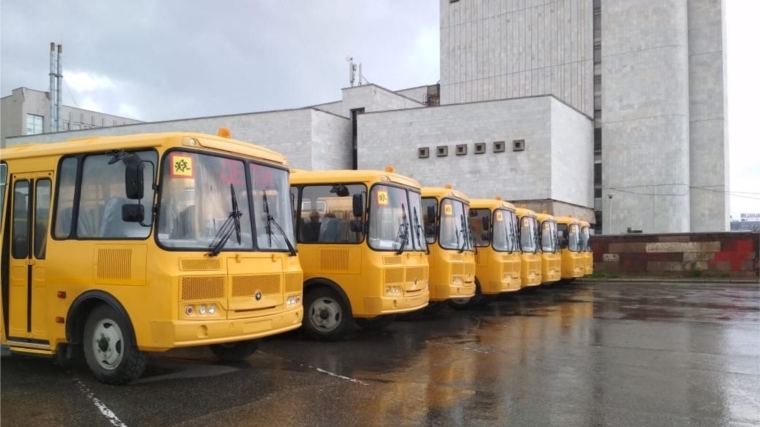 Парк школьных автобусов пополнился 8 новыми транспортными средствами