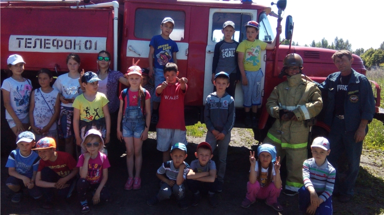 Дети с пришкольного лагеря "Чайка" в гостях у добровольной пожарной команды