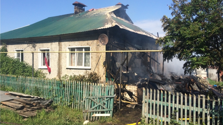 Пожарные спасли от огня двухквартирный дом в селе Порецкое