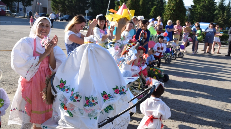 В День молодежи в Красночетайском районе прошел парад колясок и вручили молодежные премии