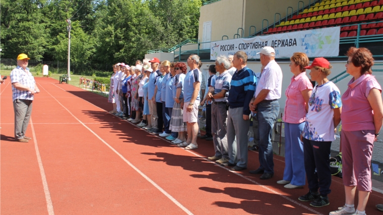 На стадионе "Олимпийский" п. Кугеси прошли соревнования среди ветеранов Чебоксарского района