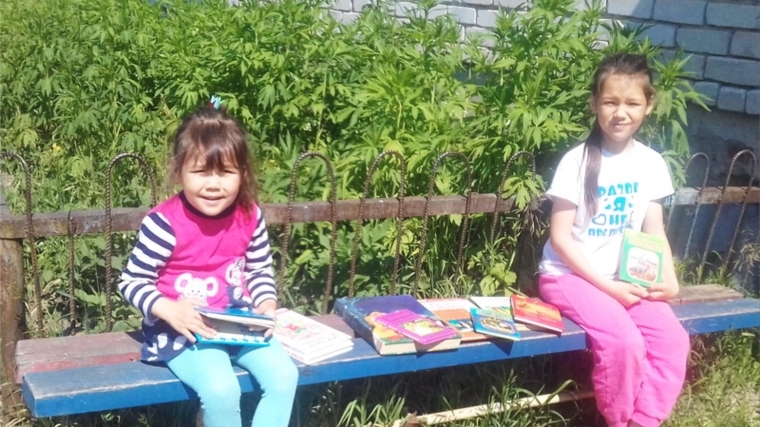 Программа летнего чтения «Литературная скамейка» в городе Шумерле продолжает свою работу
