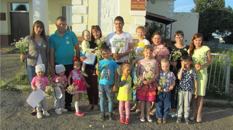 Молодые семьи Моргаушского района отметили День семьи, любви и верности в библиотеке