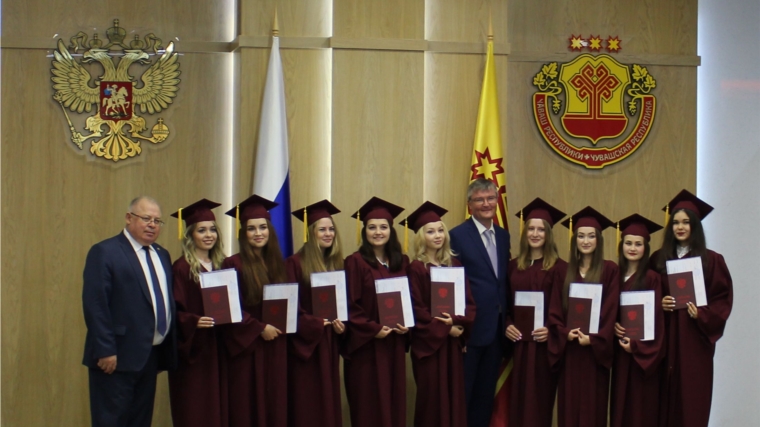 Министр Александр Иванов вручил дипломы выпускникам Чебоксарского филиала РАНХиГС