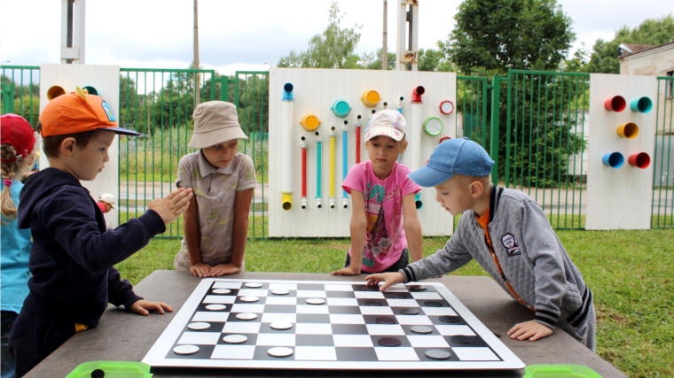 Своими руками: на территории чебоксарского детского сада совместно с родителями была оборудована игровая площадка