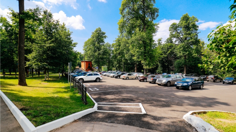 Посетители парка "Лакреевский лес" оценили новую удобную парковку для автомобилей