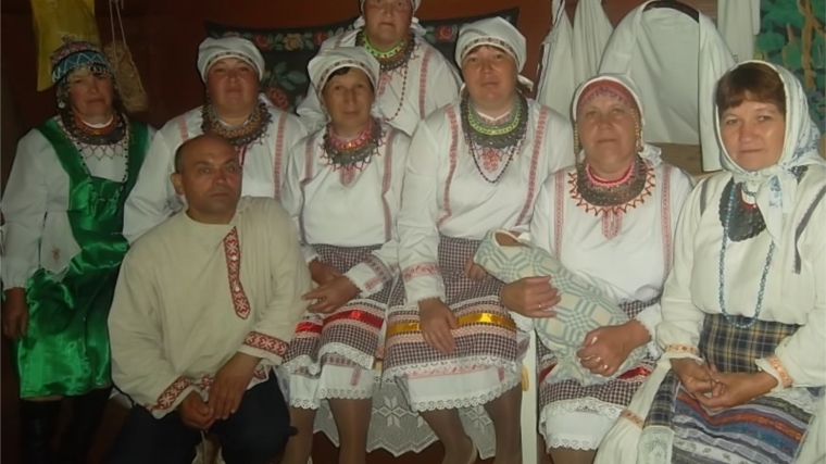 Фольклорный коллектив «Камал», функционирующий при Астакасинской сельской библиотеке поздравил с юбилеем гостевой дом Даньковых