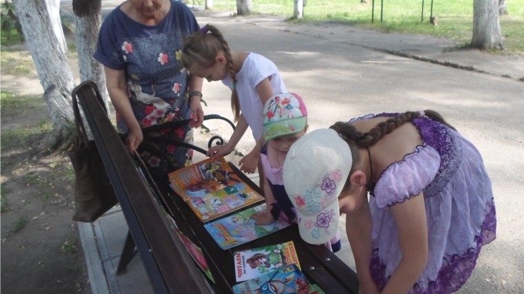 Городская детская библиотека-филиал №1 им. С. Я. Маршака продолжила работу в рамках библиотечного проекта «Литературная скамейка»