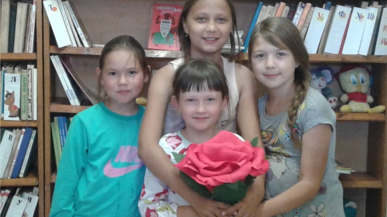 Мастер-класс по изготовлению цветов из гофрированной бумаги прошел в Сотниковской сельской библиотеке