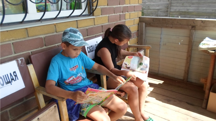 В Азимсирминской сельской библиотеке стартовала акция «Читающая скамейка».