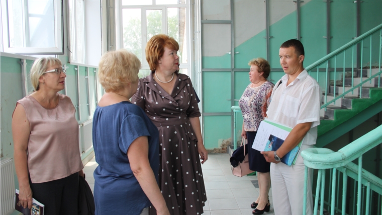 Глава администрации Новочебоксарска Ольга Чепрасова ознакомилась с ходом ремонта в школе № 2