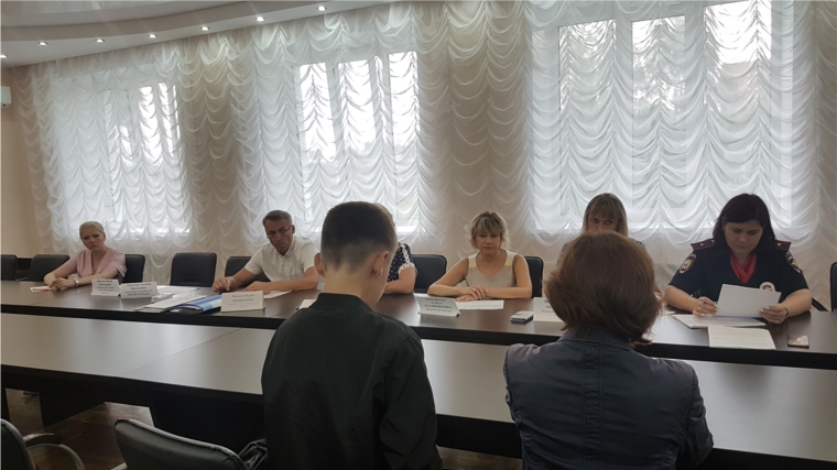 В Калининском районе еженедельно проходит заседание комиссии по делам несовершеннолетних