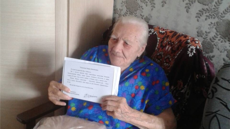 В Калининском районе в 2018 году поздравительные письма от имени Президента Владимира Путина вручены 75 долгожителям
