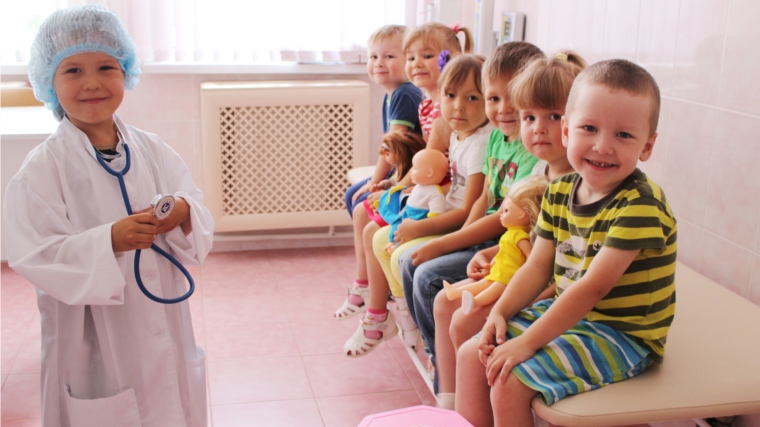 Дошкольники в мире профессий: воспитанники чебоксарских детских садов пробуют себя в роли специалистов различных профессий