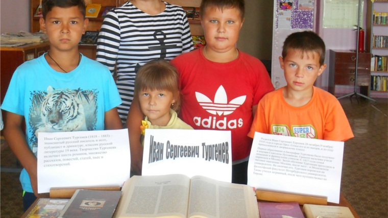 В Приволжской городской библиотеке состоялся обзор книжной выставки «В мире Тургенева»