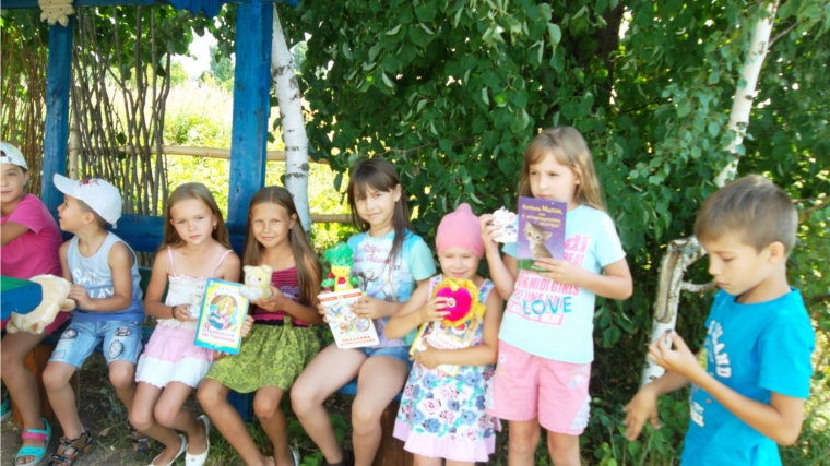 Литературные посиделки для детей «С книжкой на скамейке»