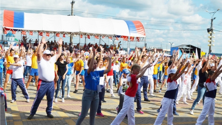 Воскресное празднование Дня города Чебоксары открыла традиционная «Зарядка со звездой»