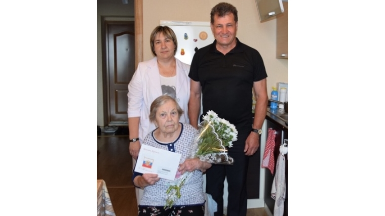 Долгожительница Московского района г. Чебоксары Королькова Мария Филипповна принимает поздравления в честь 90-летия