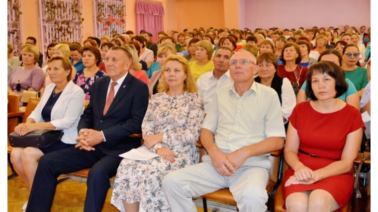 Уполномоченный по правам ребенка в Чувашской Республике Елена Сапаркина приняла участие в августовской педагогической конференции в Яльчикском районе