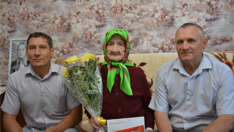Долгожительнице из поселка Вурнары Нине Егоровне Борисовой — 90 лет