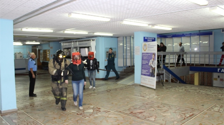 В Чебоксарском кооперативном институте проведена совместная тренировка с СПЧ 5 по эвакуации персонала и обучающихся