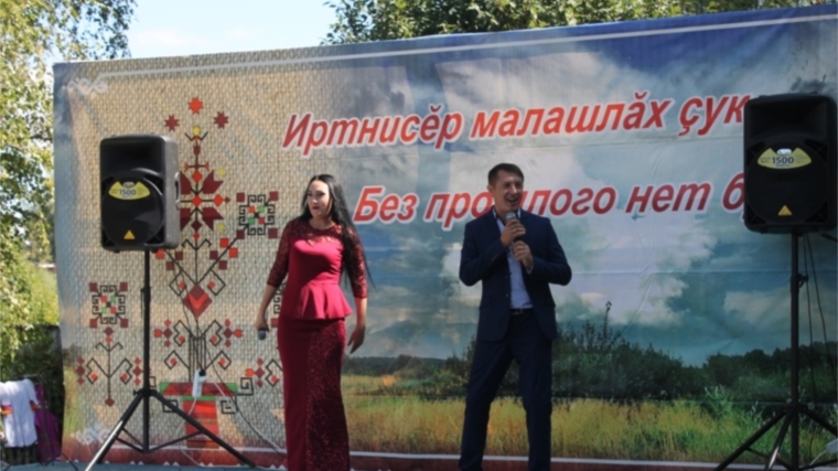 С концертной программой перед жителями деревень Ижекей и Томлей выступили солисты Красночетайского района