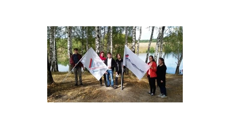 В день экологической акции "Генеральная уборка страны" активисты школы №2 приняли участие в запланированной очистке берега Старого Чандровского пруда