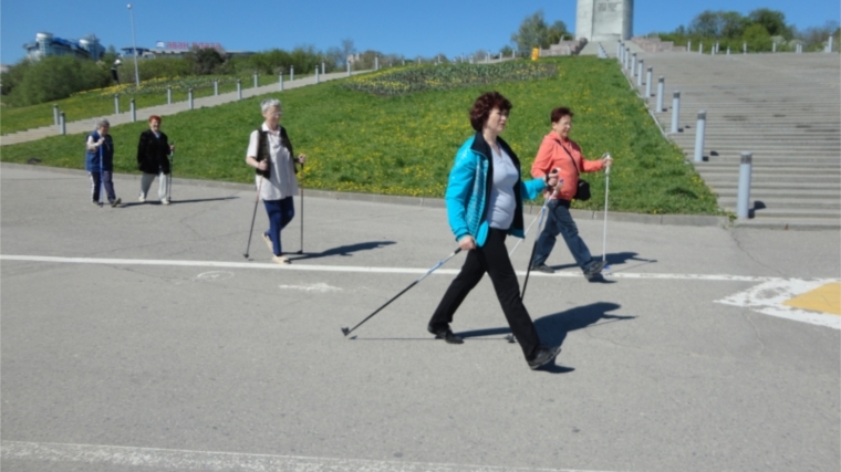 В столичном комплексном центре осваивают скандинавскую ходьбу