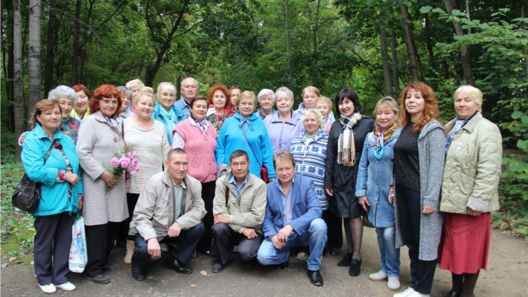  представители мудрого поколения ТОС «Ельниковский» на экскурсии в Ельниковской роще