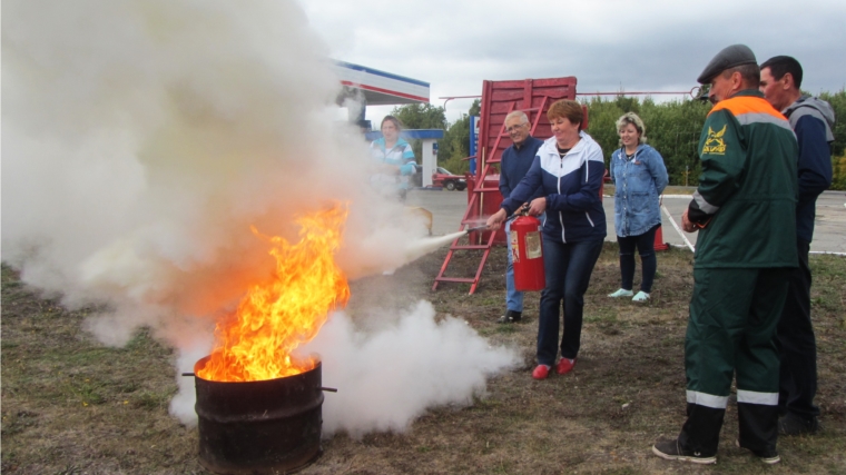 Пожарные села Батырево провели учения по тушению возгорания на автозаправочной станции