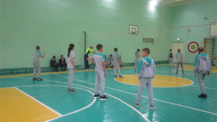 В Калининском районе инструктором по спорту организованы соревнования по пионерболу