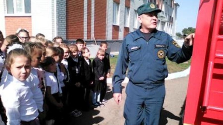 Сотрудники МЧС России провели открытый урок ОБЖ для школьников села Янтиково