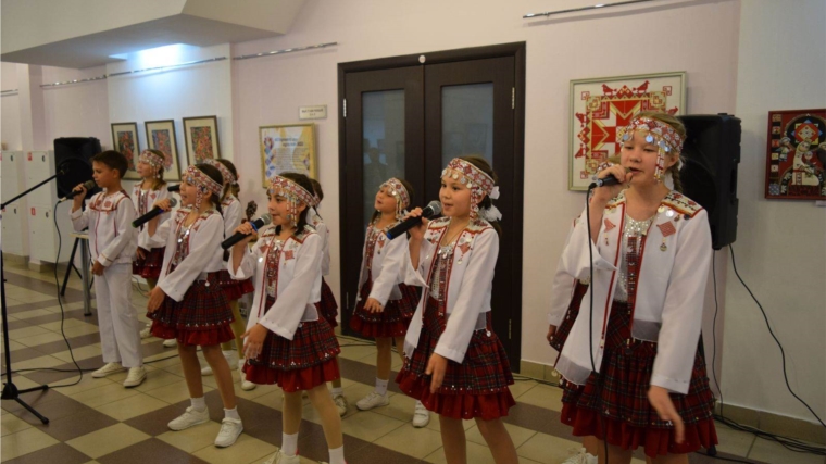 В Национальной библиотеке Чувашской Республики открылась городская выставка-конкурс «Творческий мир педагога»