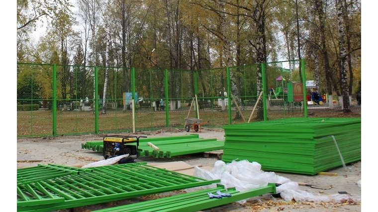 В рамках проекта «Формирование комфортной городской среды» в парке города Шумерли идет строительство универсальной спортивной площадки