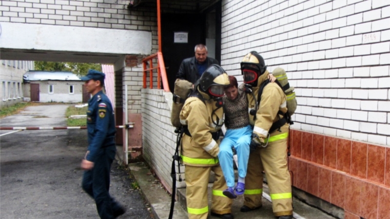 Спасатели провели пожарно-тактические учения в Батыревской ЦРБ