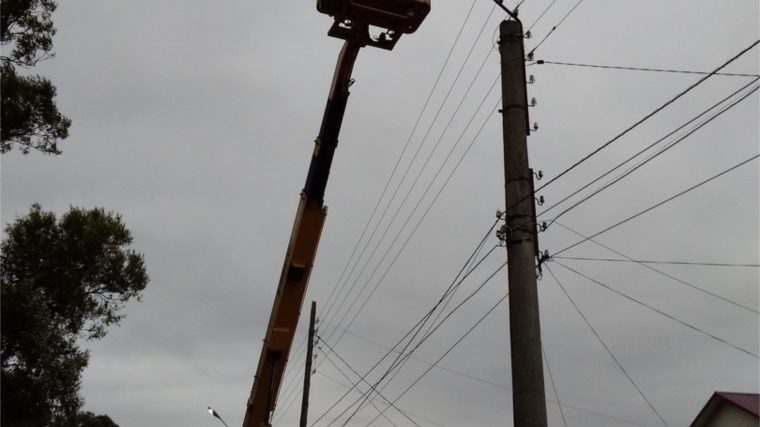 На территории Ибресинского городского поселения проведены работы по ремонту светильников и замене ламп уличного освещения