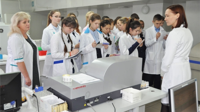 Школьники посетили с экскурсией клинико-диагностическую лабораторию