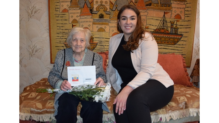 Долгожительницу Московского района поздравили с 90-летним юбилеем