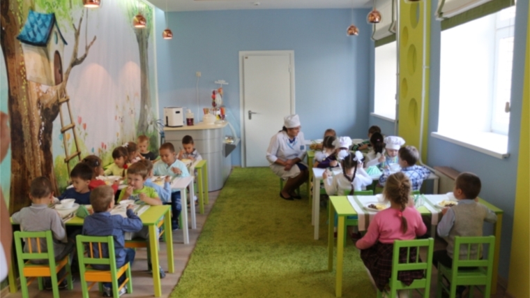 Дошколята столичного детского сада закрепляют правила этикета в современном кафе