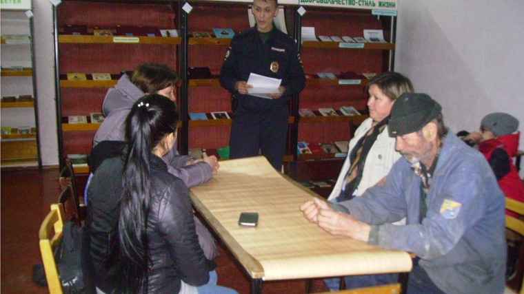 Информационный час «На параллельных дорогах прав обязанностей» в Нижнекумашксинкой сельской библиотеке.