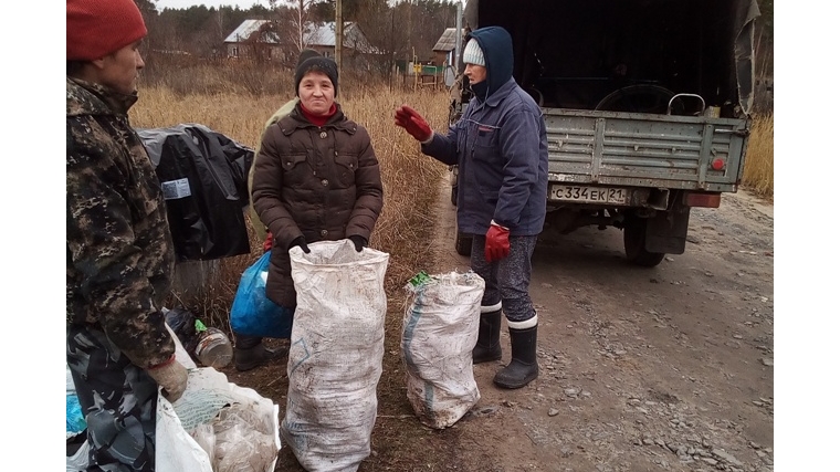 Рабочие по благоустройству территории Вурнарского городского поселения расчистили очередную свалку по ул. Дачная.