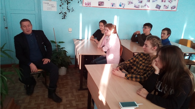Специалист администрации Вурнарского городского поселения провел со студентами беседу о семейных ценностях.