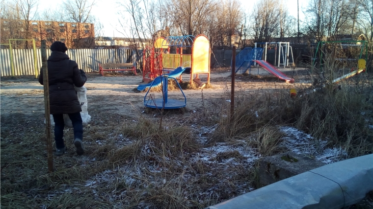 Рабочие по благоустройству провели уборку на детских площадках.