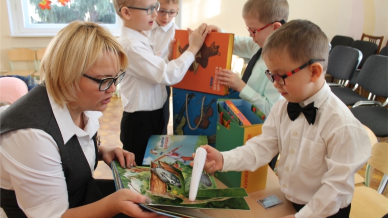 Во Всемирный день доброты Чебоксарская ГЭС подарила детям с нарушением зрения «говорящие» книги