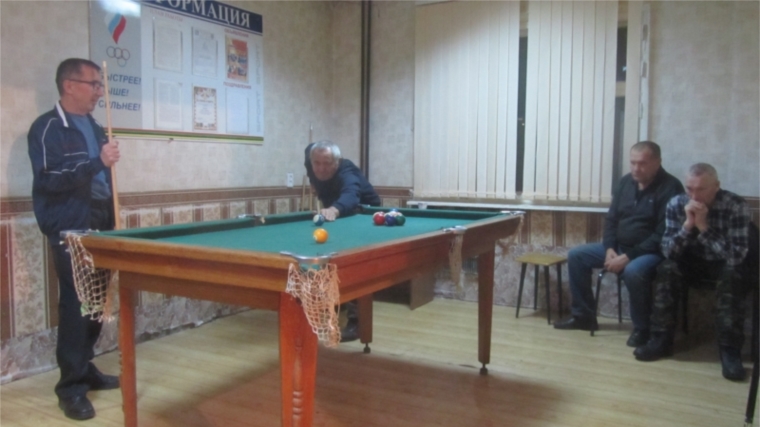 В Калининском районе инструктор по спорту провел соревнования по бильярду