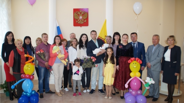 Калининский район: за неделю родились 48 детей, образовано 14 новых семей