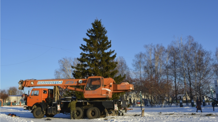 На Центральной площади села Яльчики установлена главная новогодняя ёлка района