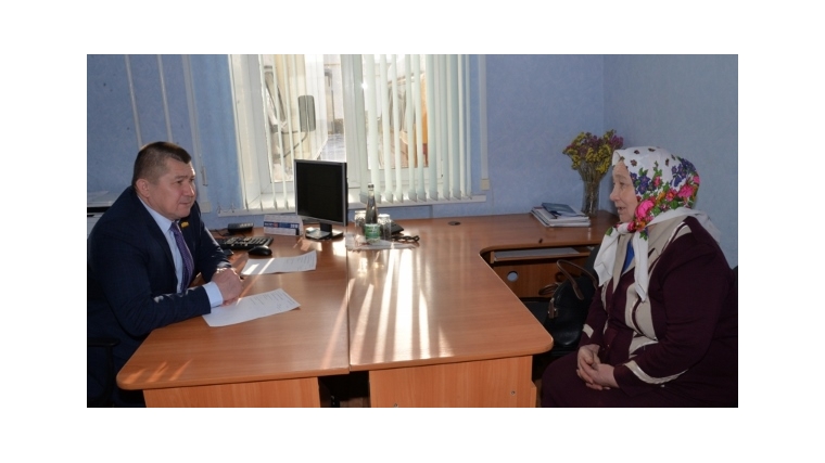 Прием граждан по личным вопросам в Батыревском районе провел Олег Мешков