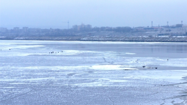 Сотрудники МЧС предупреждают рыбаков об опасности выхода на тонкий лед